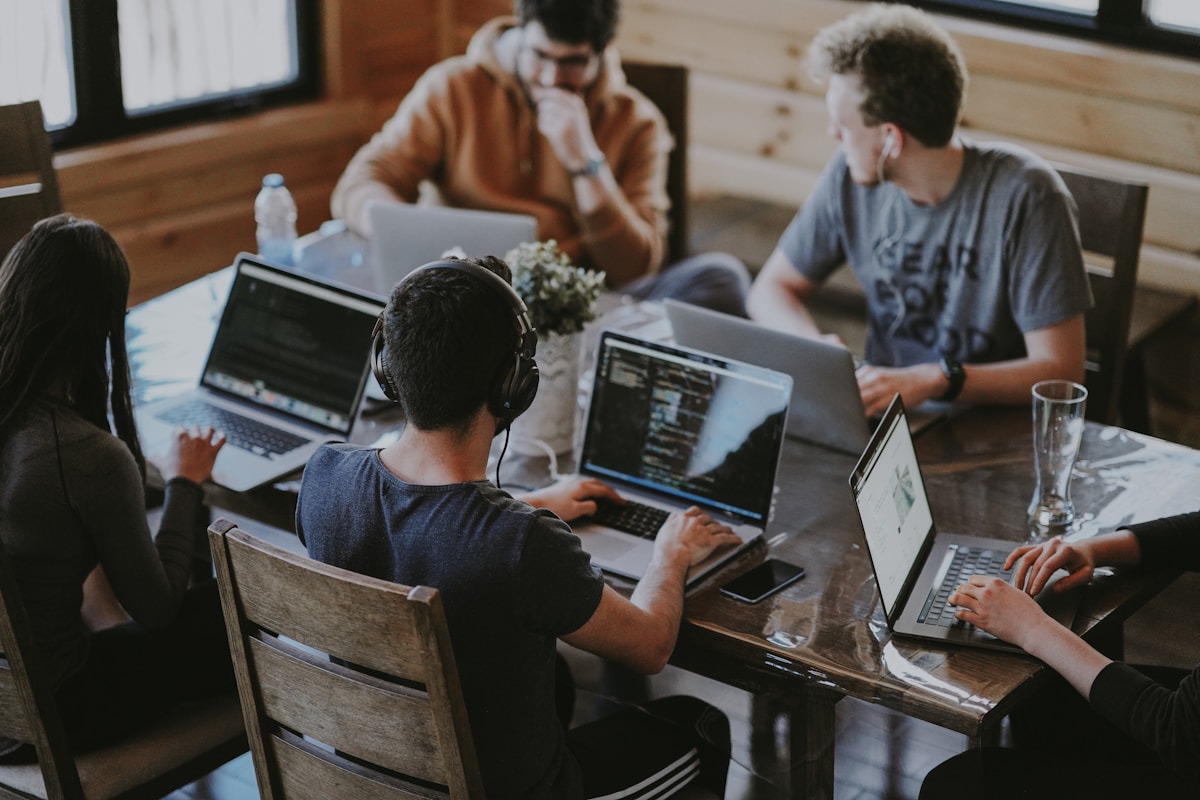 Hands-on onboarding and teamwork (stock photo)